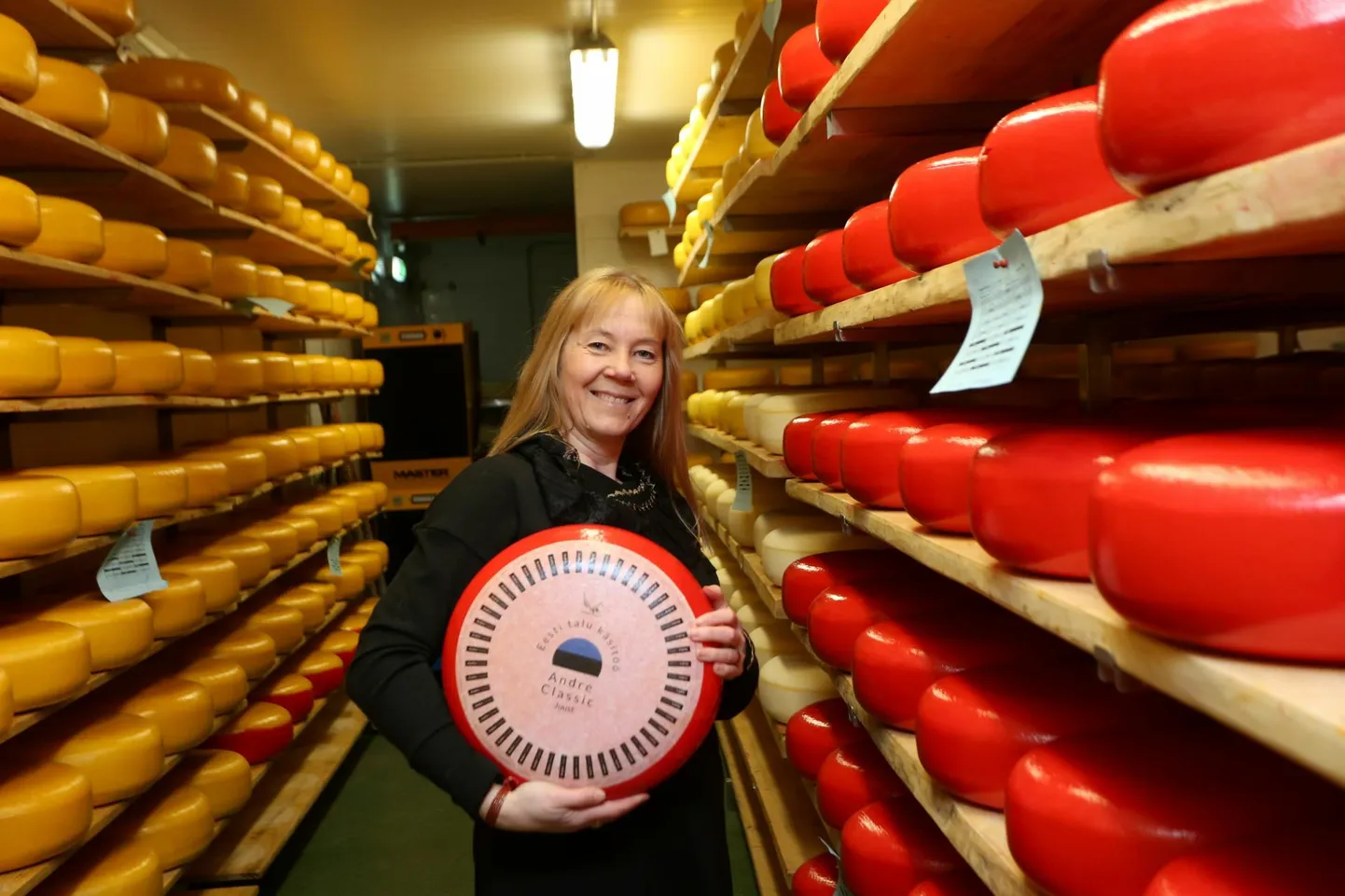 Andre Juustufarmi perenaine Erika Pääbus lubab esimese kogukonnaüritusena digikarja soetajatel lasta nende juustukojas oma kätega jõulujuustu laagerdama panna.