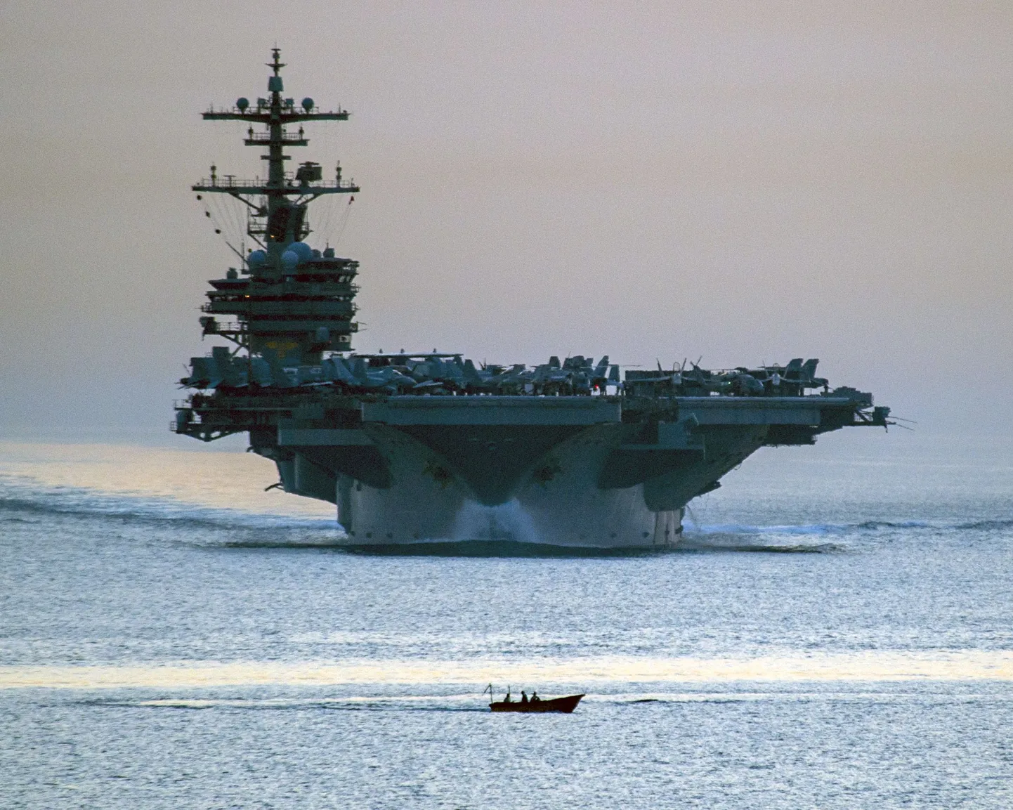 USS George H.W. Bush Hormuze väinas.