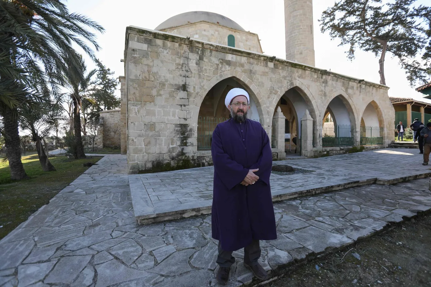 Küprose imaam Shakir Alemdar saare kaguosas Larnaka lähistel asuva Hala Sultan Tekke mošee ees. Mees soovib, et muuseumiks muudetud paigast saaks taas tegus pühakoda, nagu ka sadakonnast ülejäänud saare lõunaosa mošeest.