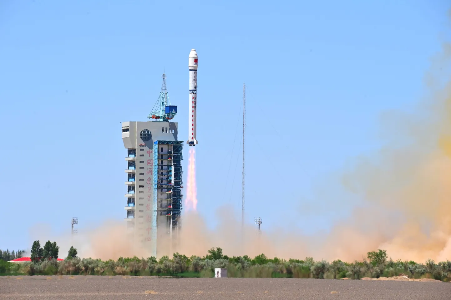 Tehiintellekti pesa kosmosesse: Hiina Long March-2D kanderakett saatis mai keskel orbiidile esimesed arvutisatelliidid Jiuquani kosmosekeskusest Loode-Hiinas. Neid läheb kokku teele tuhandeid, et moodustada planeedi ümber kõikenägev ülivõimas arvutivõrk.