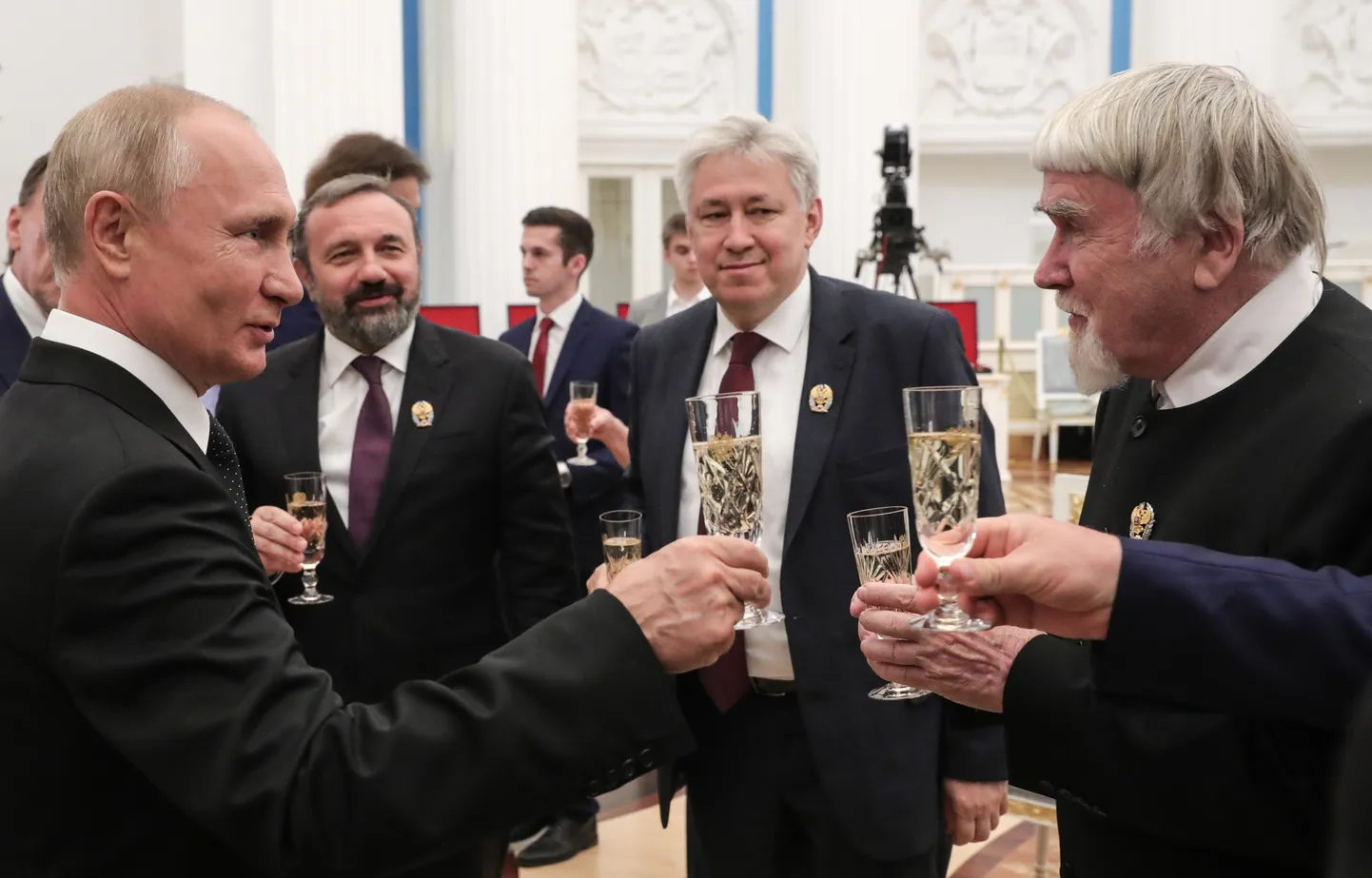 Venemaa president Vladimir Putin vasakul šampanjaklaasiga.