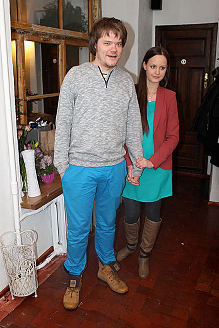 Viens no Latvijas populārākajiem dīdžejiem Toms Grēviņš ar savu mīļoto sievieti Lauru Skudrīti. Abi jau šīs vasaras nogalē kļūs par sava pirmdzimtā vecākiem 