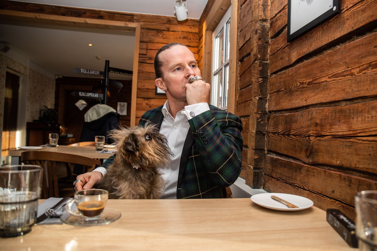 Marek Sadam ja tema koer Leenu käivad tihti restoranides einestamas.