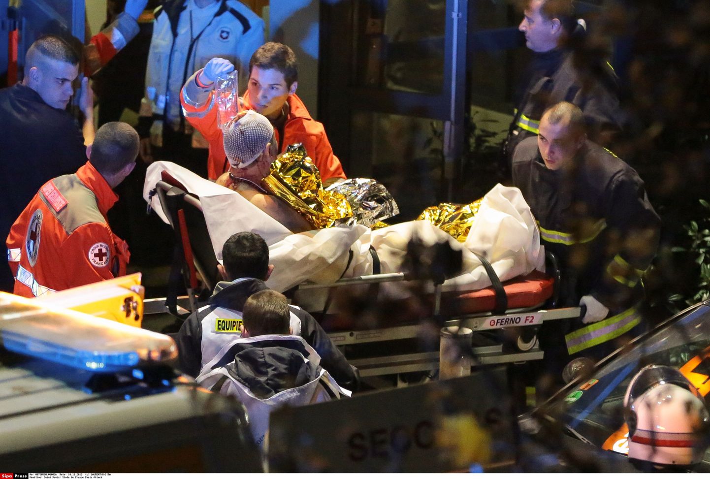 Rünnakutes hukkus vähemalt 129 inimest, viga sai üle 350. Fotol viiakse üht vigastatud haiglasse.