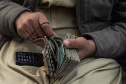 Valuutavahetus Jalalabadi turul. Afgaani kurss dollari suhtes langeb kogu aeg. 
