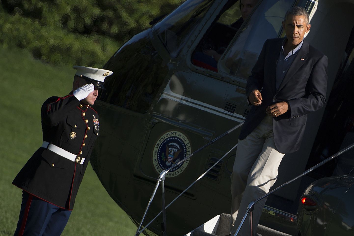 USA president Barack Obama väljub Valge Maja juurde maandunud kopterist Marine One.