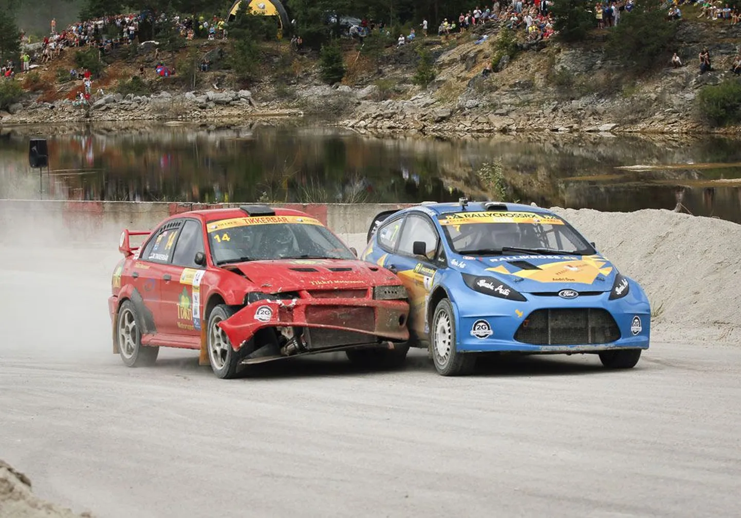 Драматическое противостояние на трассе: ралли-кроссовые автомобили Марта Тикербяра (слева) и Андри Ыуна.