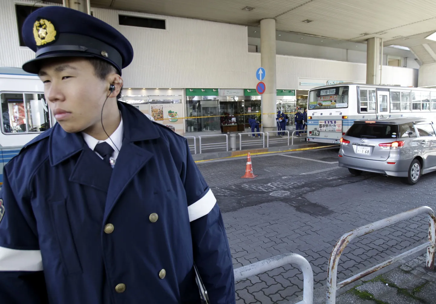 Politseinik valvamas Toride raudteejaama, mille juures olnud bussides intsident aset leidis