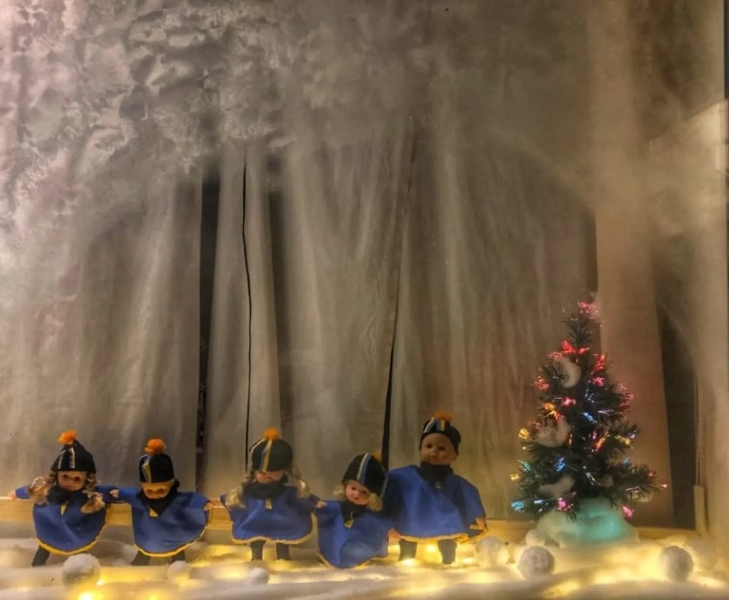 Väätsa rahvamaja vaateaken, mille kujundasid Väätsa kodutütred.