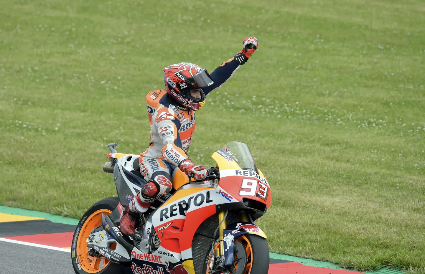 Marc Marquez Saksamaa etapil võidukalt kätt viibutamas.