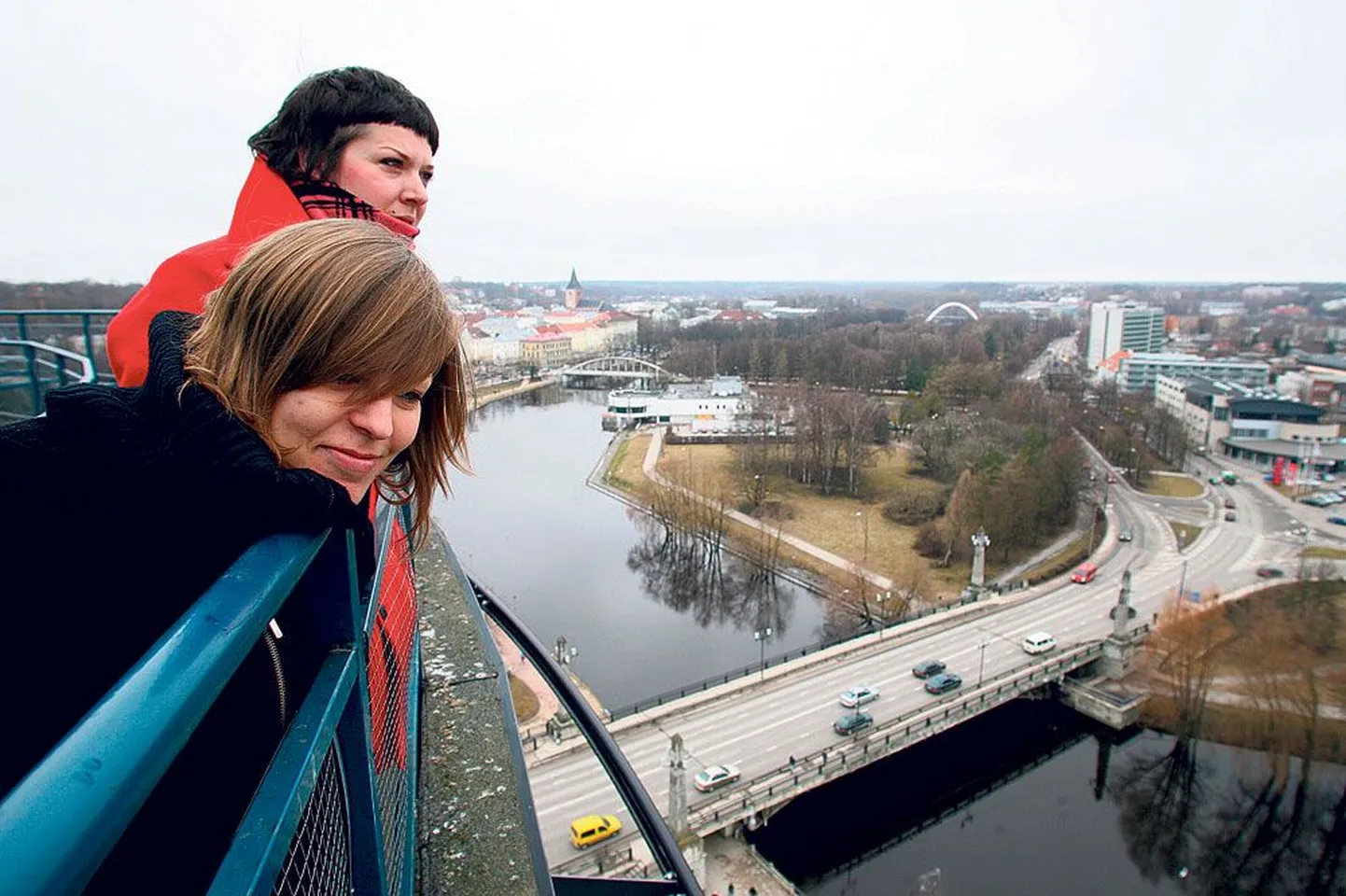 Maastikuarhitekt Karin Bachmann (esiplaanil) ja Eesti Maaülikooli maastikuarhitektuuri magistrant Kerli Irbo käisid Plas­ku katusel vaatamas, milline pilk avaneb aktsioonis «Käime mööda katuseid» osalejatele.