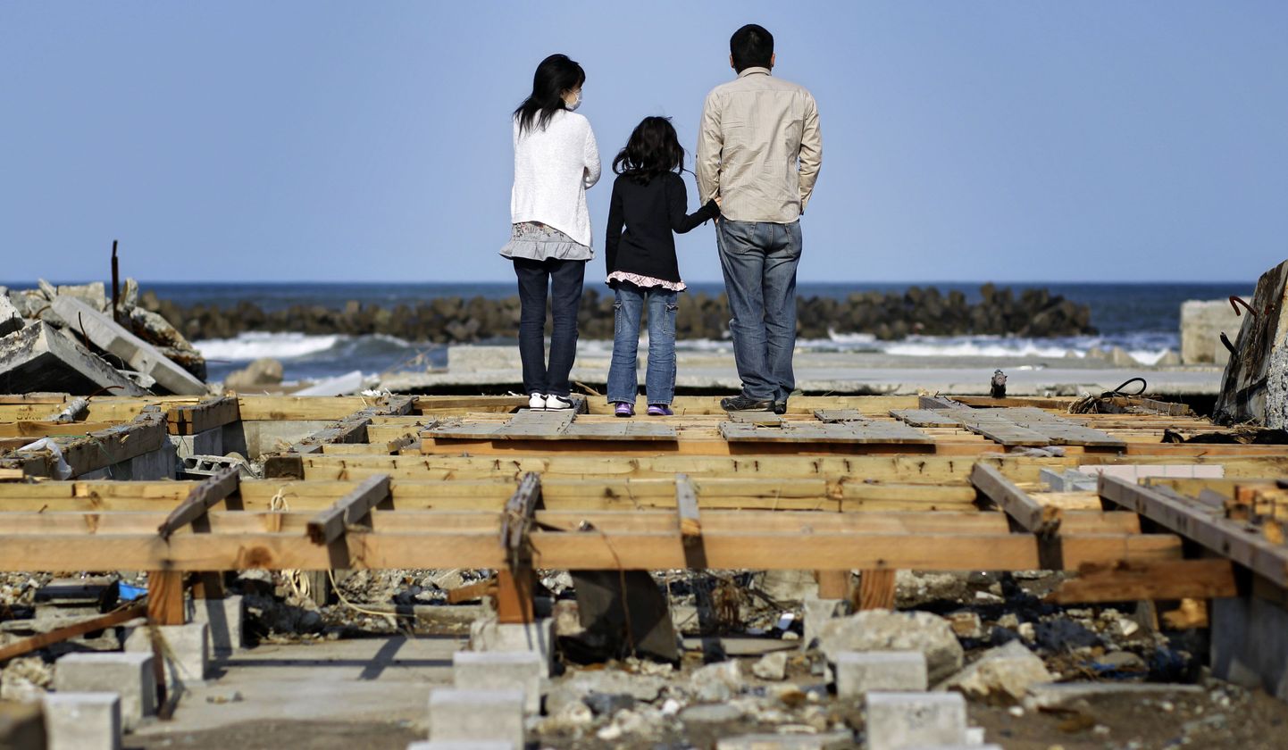 Jaapani perekond oma maja jäänustel Fukushima perefektuuris Somas