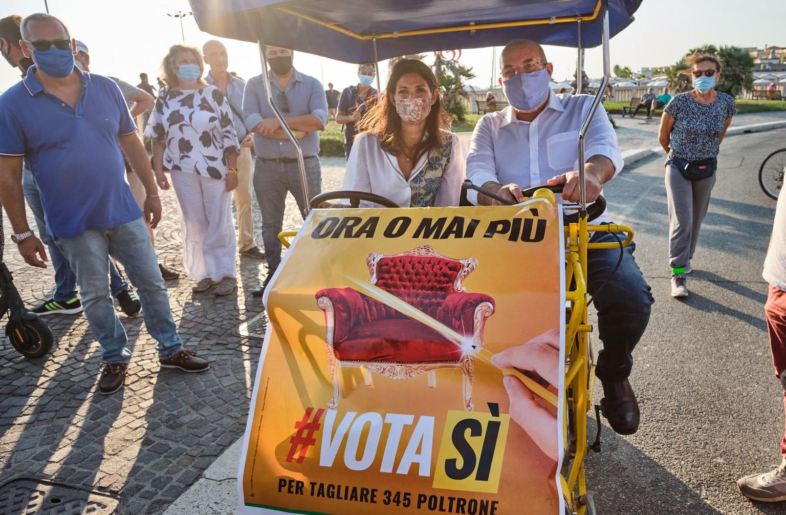 Rooma linnapea Virginia Raggi ja Viie Tähe Liikumise liider Vito Crimi tegemas kampaaniat referendumi eel. «Nüüd või ei kunagi. Hääleta «jah»,» kuulutab plakat. 