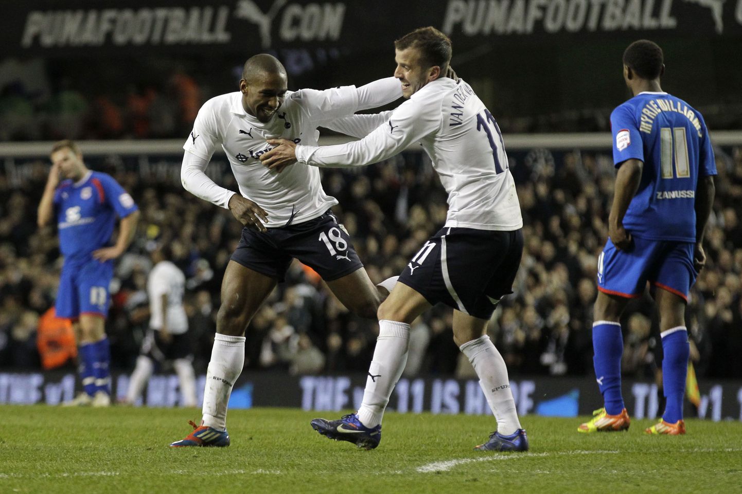 Kaks väravat löönud Jermaine Defoe (vasakul) ja Rafael van der Vaart tähistavad Tottenhami jõudmist karikasarja veerandfinaali.