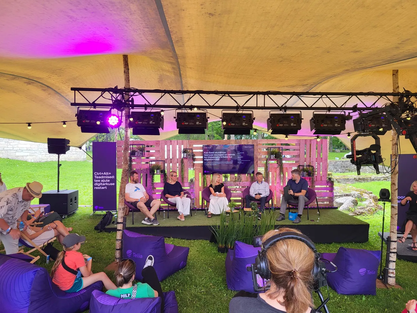 Vestlusring Arvamusfestivalil.