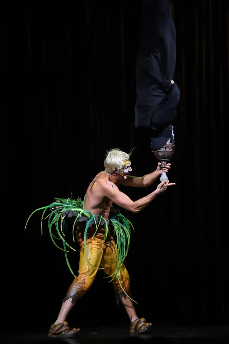 Шоу Varekai: Смотритель неба вкручивает Наставнику лампочку.