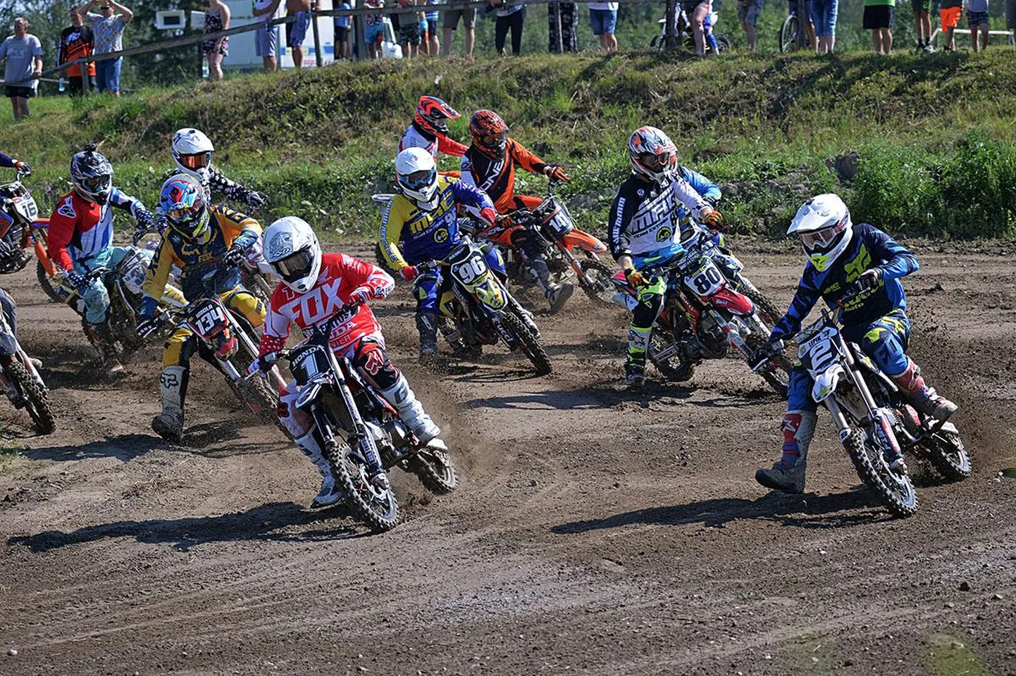 Pitbike Open klassi start. Helen Urbanik