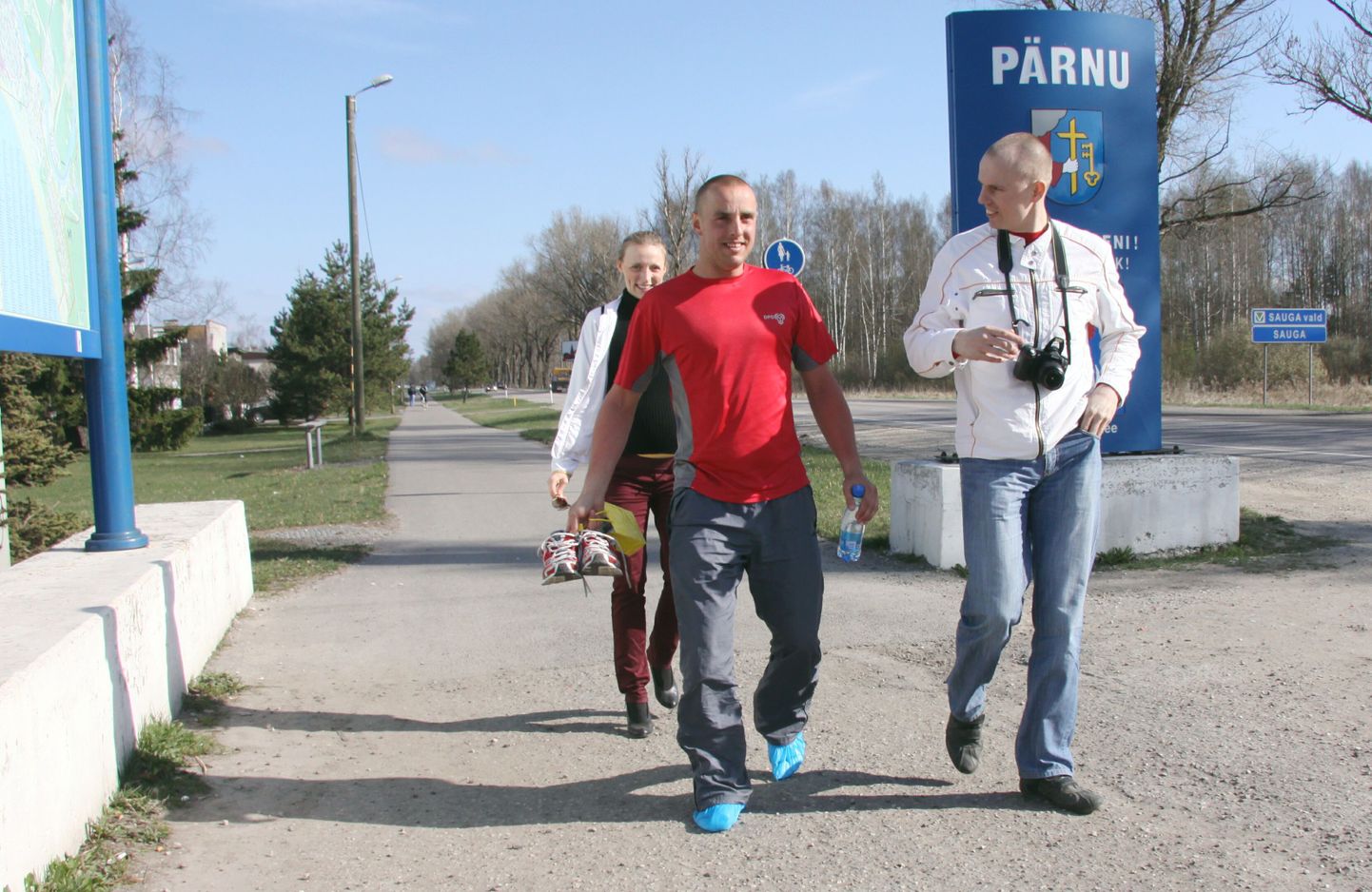 Vaatamata kehvale ilmale kutsutakse inimesi üles detsembris rohkem jala käima. Pildil punases Kristjan Kahn, kes käis jala Tallinnast Pärnusse.