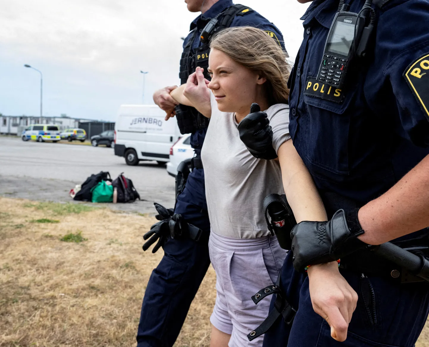 Politsei toimetab Greta Thunbergi ära Malmö naftasadama protestiürituselt