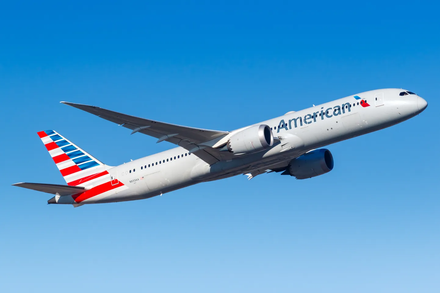 USA lennufirma American Airlinesi Boeing 787-9 Dreamliner maandumas 13. veebruaril 2021 Saksamaa Frankfurdi lennuväljale. Itaalia Napoli lennuväljal tekkis hiljuti seda tüüpi lennuki vastu võtmisel probleem, kuna Boeing 787-9 on selle lennuvälja jaoks kaks meetrit liiga pikk