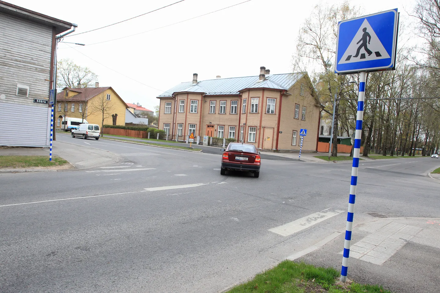 Tähe ja Sõbra tänava ristmikule võitlesid kohalikud elanikud ülekäigurajad välja paari aasta eest. Nüüd on sebrade märgistus nii kulunud, et kohati võib vaid aimata, et seal on olnud valged triibud. Suurt kulumist näeb reguleerimata ülekäikudel mujalgi linnas.