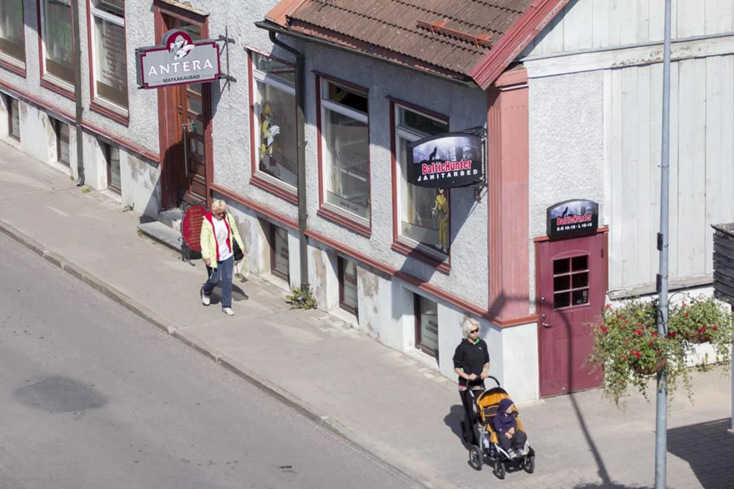 Tartu tänava tolmu on otsustanud jalgelt pühkida kalastustarbeid pakkuv Antera ning sama maja keldrikorrusel jahi-, kalandus- ja matkatarbeid müüv BalticHunter.