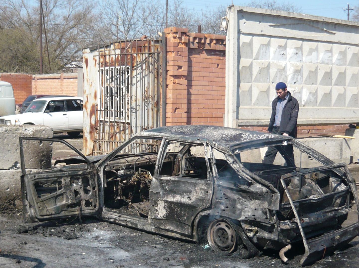 Autovrakk Karabulakis Inguššias 5. aprillil pärast enesetapurünnakut, milles hukkus kaks miilitsat.