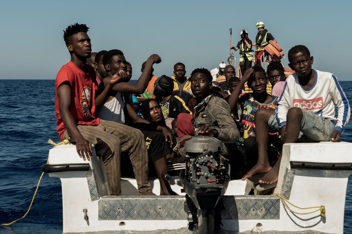 Migrandid Põhja-Aafrikast üritavad üle Vahemere jõuda Euroopasse, võttes paatide ja katkiste väikelaevadega ette eluohtliku teekonna. Pildil olevad migrandid päästis heategevusorganisatsioon SOS Mediterranee 25. oktoobril 2022 Vahemere keskosas