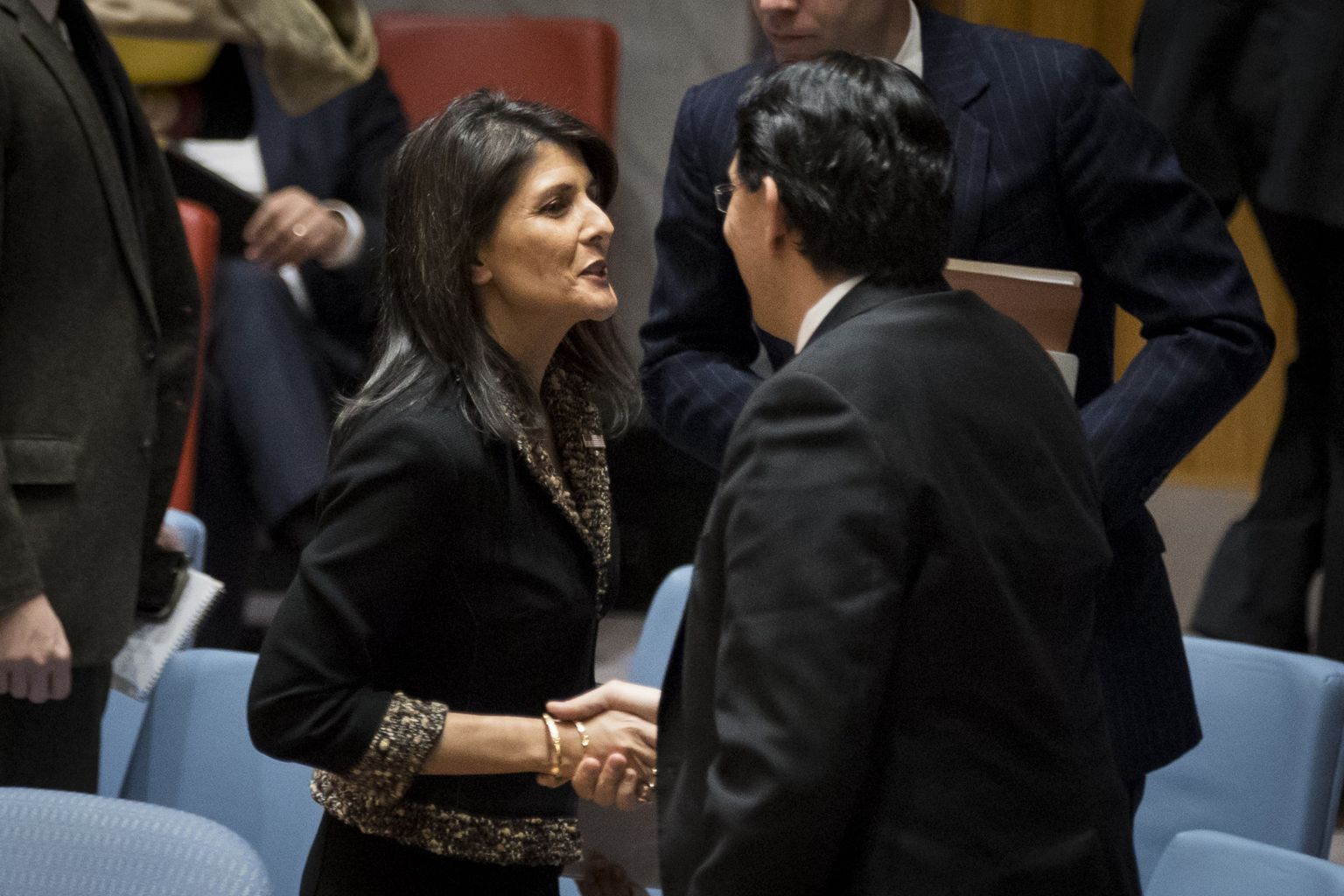 USA suursaadik ÜRO juures Nikki Haley tervitab Iisraeli saadikut Danny Danoni.