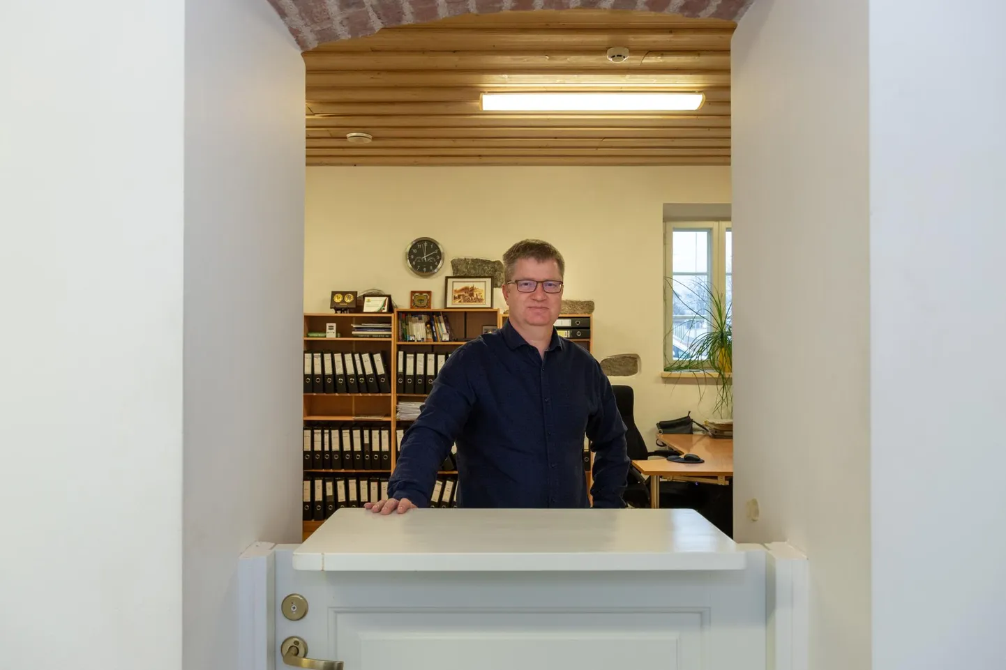 Turvalisuse huvides on kohtutäitur Janek Pooli büroo eesruumi ja kontori vahel selline uksemoodustis.