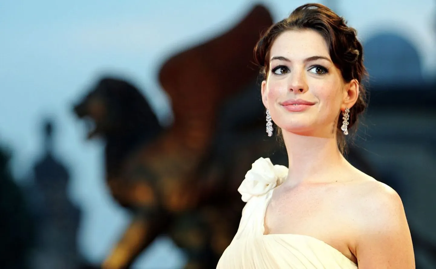 Anne Hathaway.
