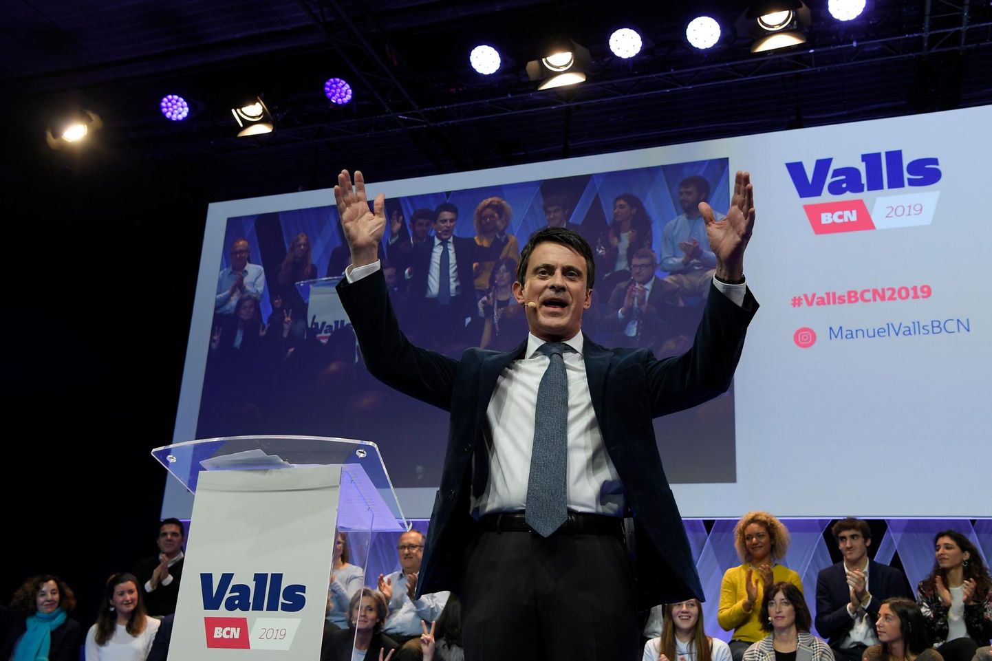 Barcelona linnapea kohta püüdev endine Prantsuse peaminister Manuel Valls kampaaniaüritusel.