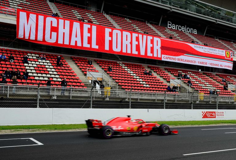Ferrari fännid näitasid hooajaeelsel testil Barcelonas, et nad ei ole Michael Schumacherit unustanud.