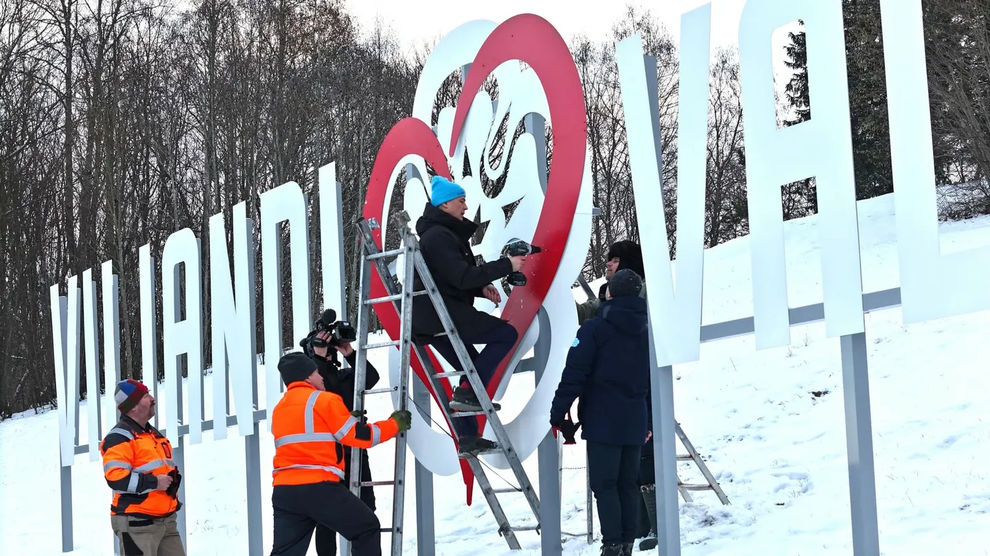 Viljandi vallavalitsuse töötajad kaunistasid Viiratsi mäe sõbrapäevaks südamega.