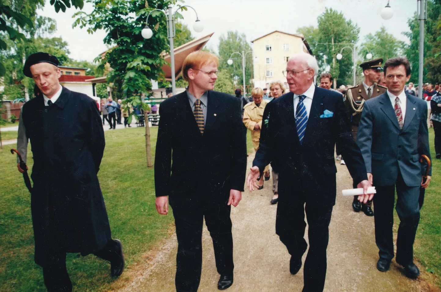 Lennart Meri 2001. aasta mai lõpus Võrus Kandle aias.