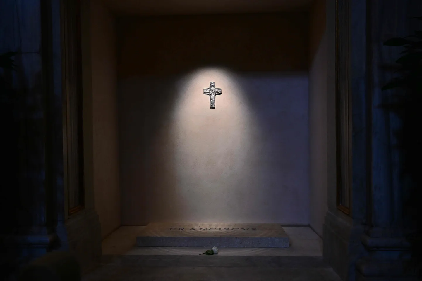 Paavst Franciscuse haud Santa Maria Maggiore basiilikas 27. aprillil 2025. aastal.