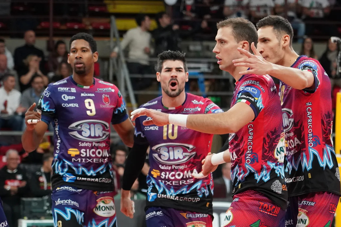 Perugia tähtmängija Wilfredo Leon (vasakult esimene) ja tema meeskonnakaaslased.
