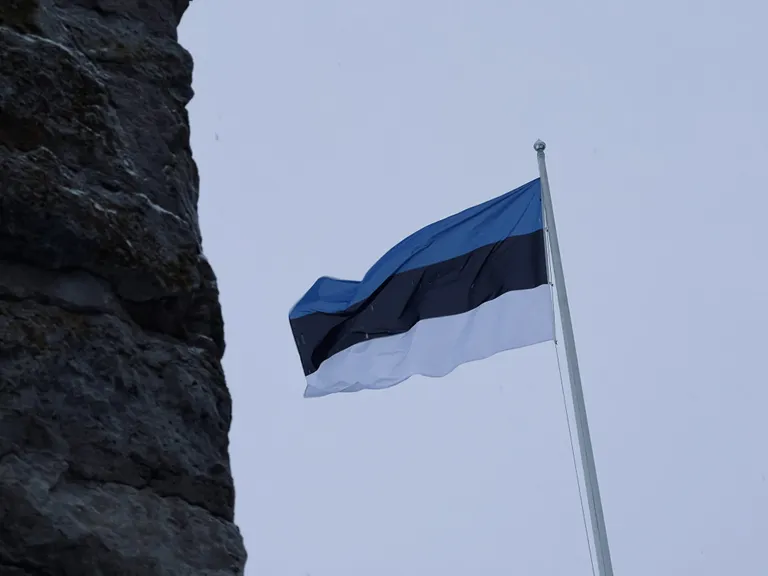 Eesti lipp lehvimas 24. veebruari päkesetõusul Narva linnuse põhjaõues.