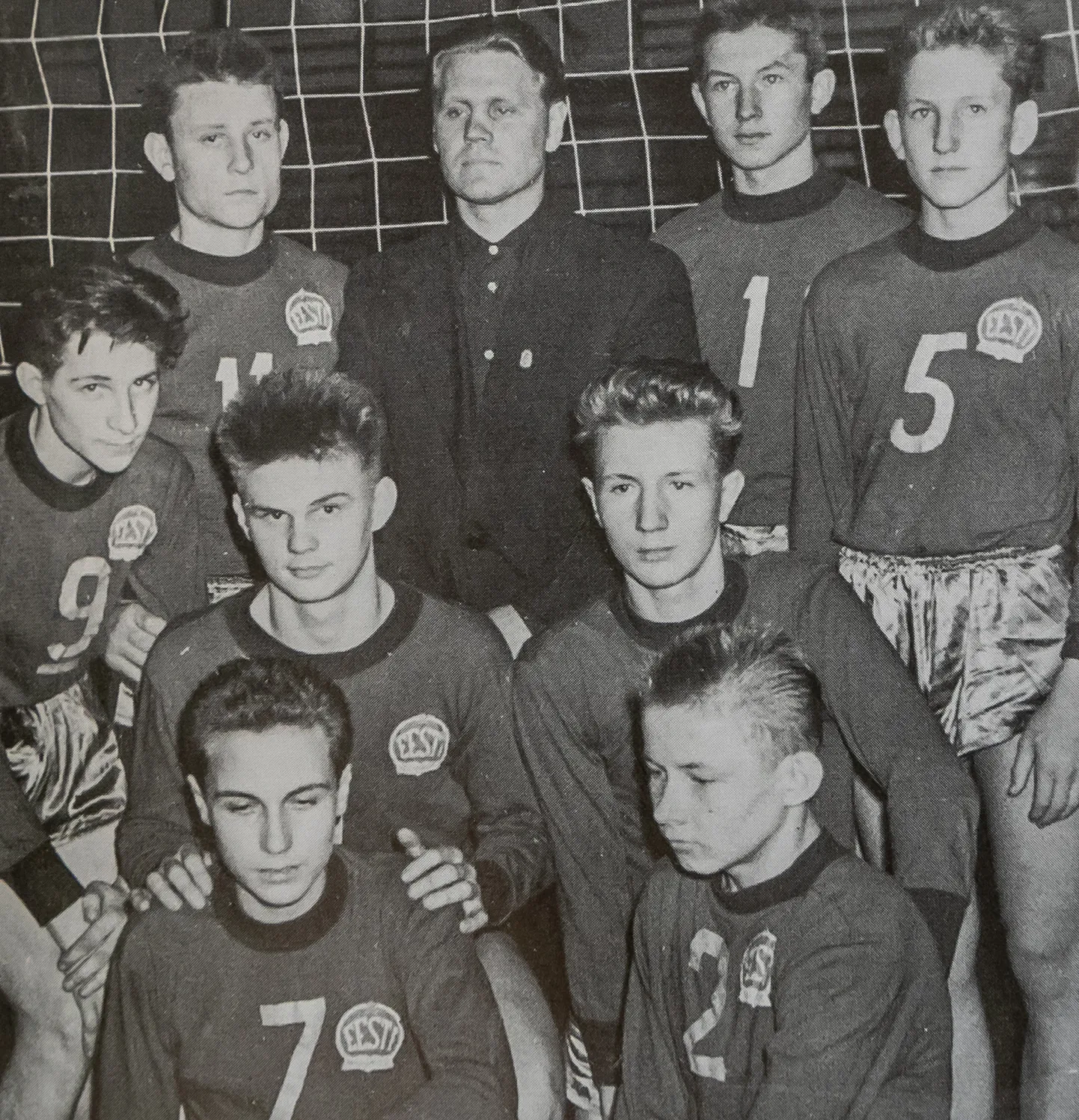 SAARLASTEST ÜLLATAJAD: 1962. aasta jaanuaris Tallinnas üleliidulisel turniiril Moskva, Leningradi, Riia ja Minski esindust võitnud Saaremaa võrkpallurid. Esireas vasakult Anti Liiv ja Ants Nuut, teises reas Anti Penu ja Jüri Saar, kolmandas reas Tarvi Uljas, Heino Käen, treener Hugo Mets, Leevi Mõtt ja Mati Truu.