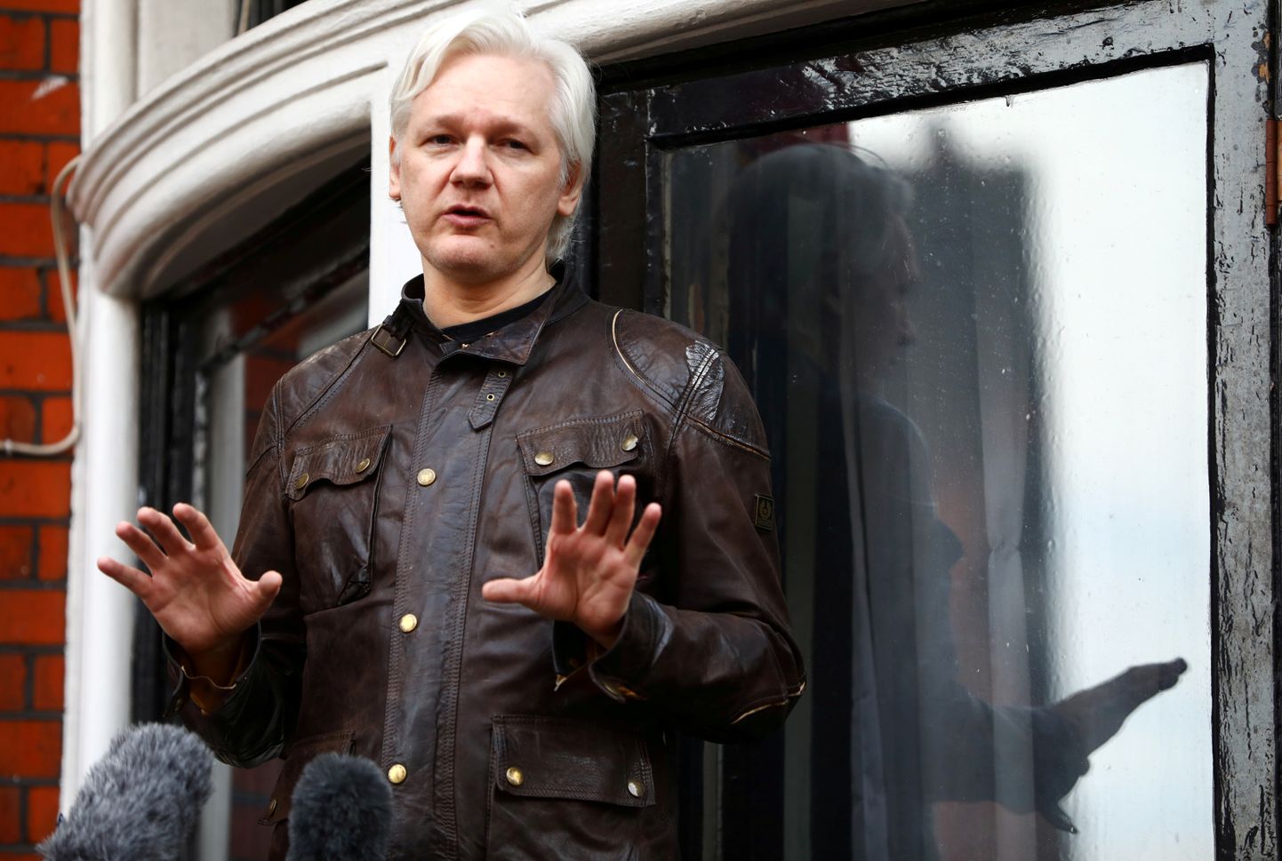 WikiLeaks asutaja Julian Assange 19. mail 2017 Londonis Ecuadori saatkonna rõdul