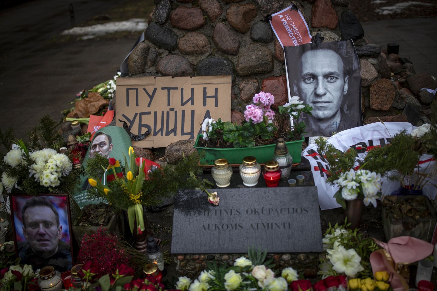 Стихийный мемориал памяти Навального в Вильнюсе (иллюстративное фото).