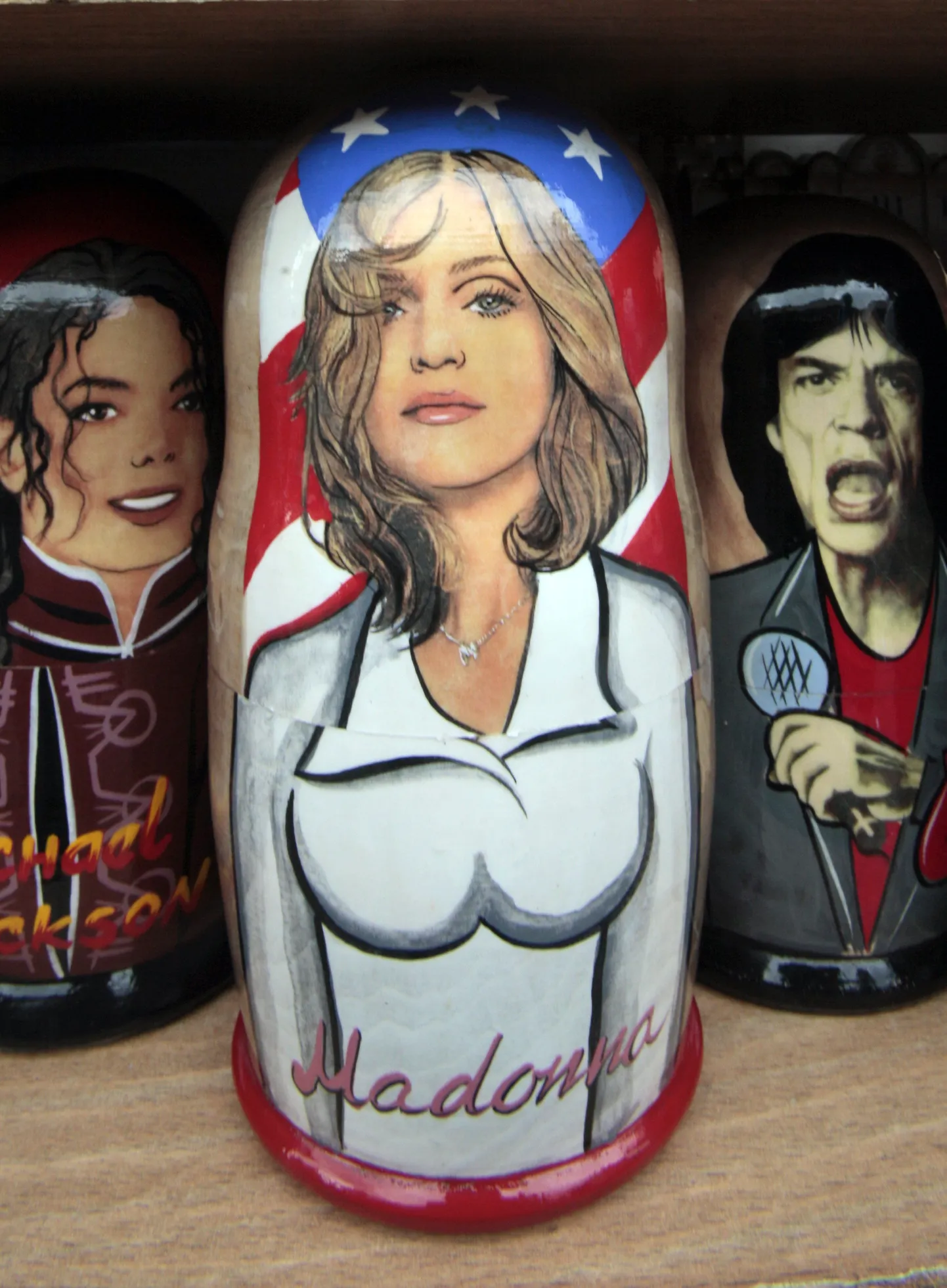 Madonnat, Michael Jacksonit ja Mike Jaggerit kujutavad matrjoškad