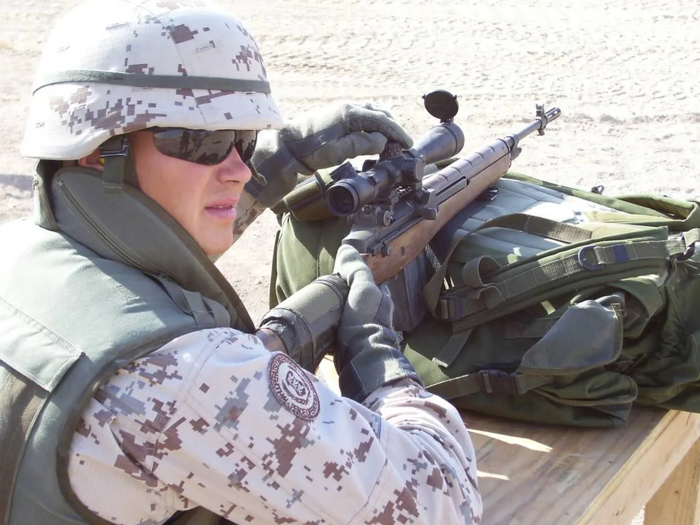 Eesti kaitseväelased on osalenud Iraagis missioonil ka arem. Jalaväekompanii Estpla-13 liige 2006. aastal Iraagis.