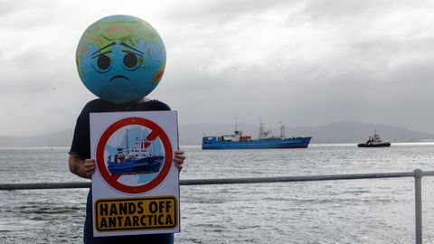 Vene polaaruurimislaev Kaplinnas tekitab kliimaprotestijais muret