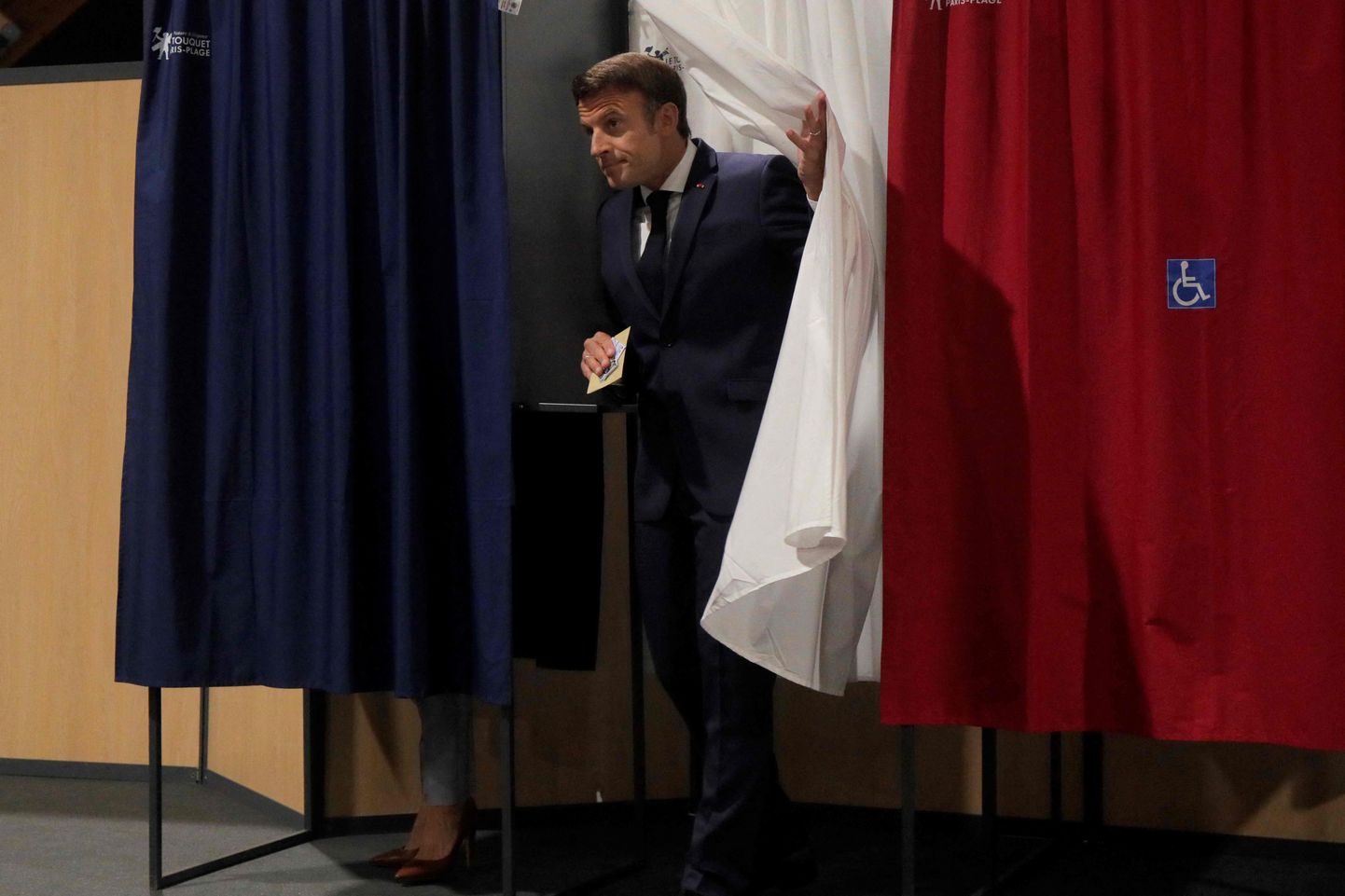 Президент Франции Эммануэль Макрон голосует на выборах