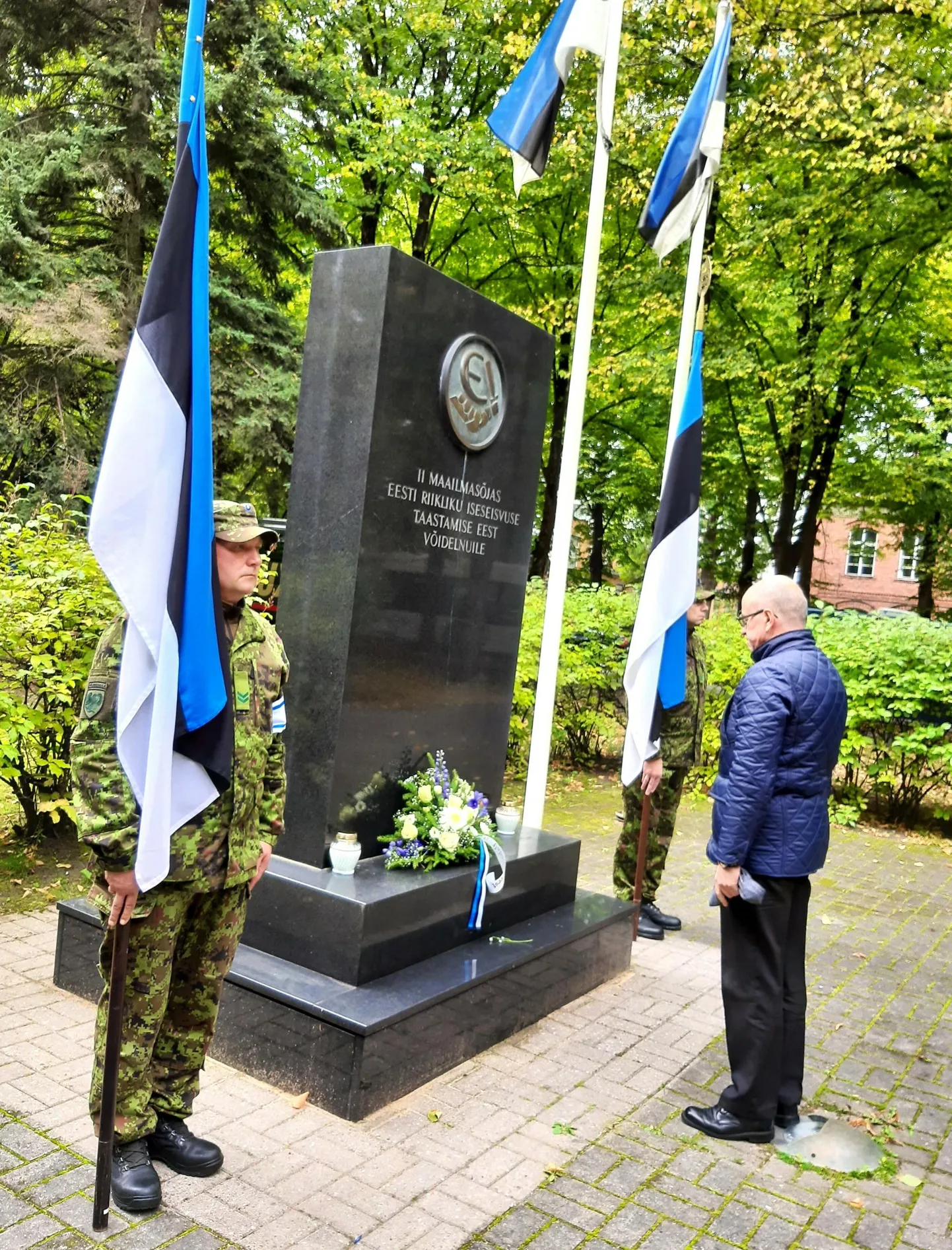 Mälestusmärgi jalamile asetatakse pärjad.