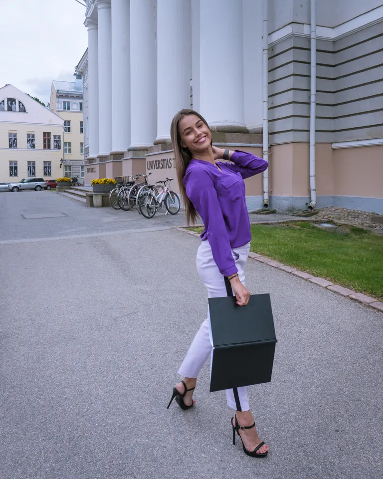 Tuuli-Ann Freienthal sõnas, et kuigi ta on kuulnud vestluseid, kus arvatakse, et cum laude võib tööturul takistuseks olla, siis tema nende väidetega nõus pole.