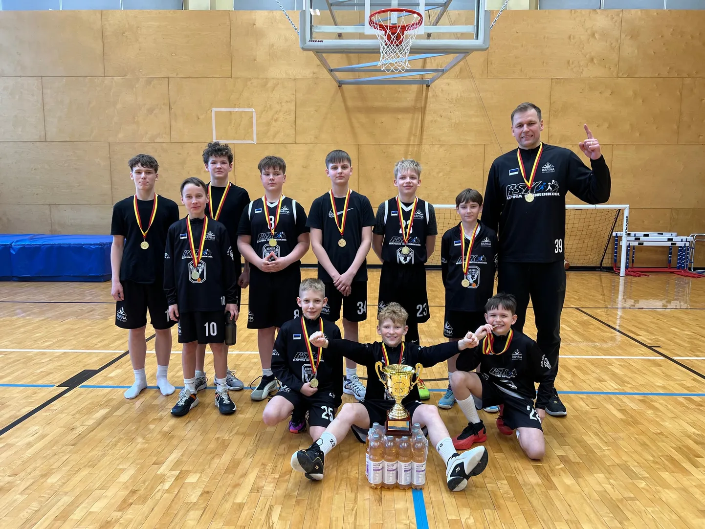 Räpina spordikool mängis järgmises koosseisus: seisavad Art Hütt (vasakult), Revo Johanson, Marko Heering, Sebastian Kits, Simon Soidla, Ants Theodor Järv, Robin Möller ja treener Ants Järv. Istuvad Sebastian Kristoving (vasakult), Joel Varik ja Ats Johannes Järv.