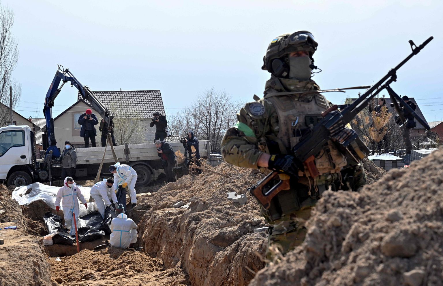 Surnukehade väljakaevamine massihauast Ukrainas Butšas 14. aprill 2022.