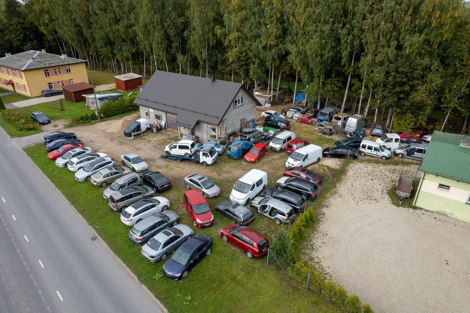Viljandis Reinu teel autolammutuse ümber seisab mitukümmend kasutatud autot, millest osa on linna ja Edelaraudtee maal.